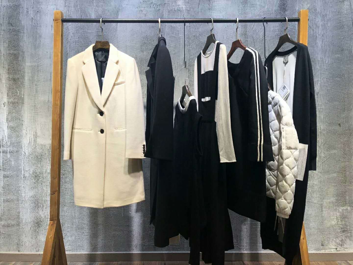 女裝店鋪陳列藝術 巧思陳列，點亮服飾獨特魅力